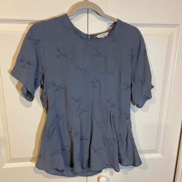 Lucky Brand Women's Grey Embroidered Floral Blouse Short‎ Sleeve Size S - Picture 1 of 8
